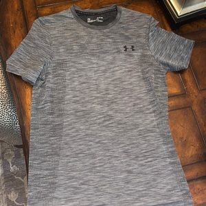 Men’s fitted workout shirt